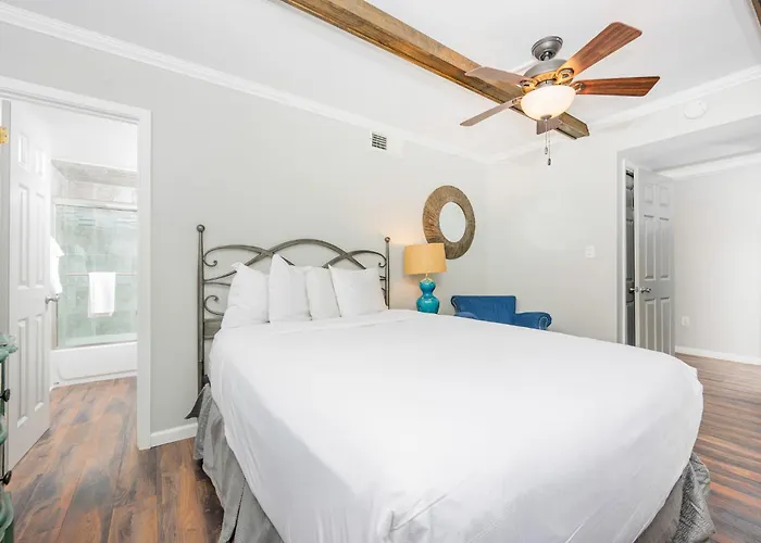 Island Winds East 708